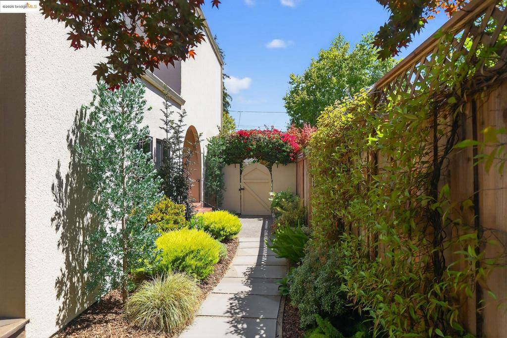 Alameda, CA 94501,1357 Court St