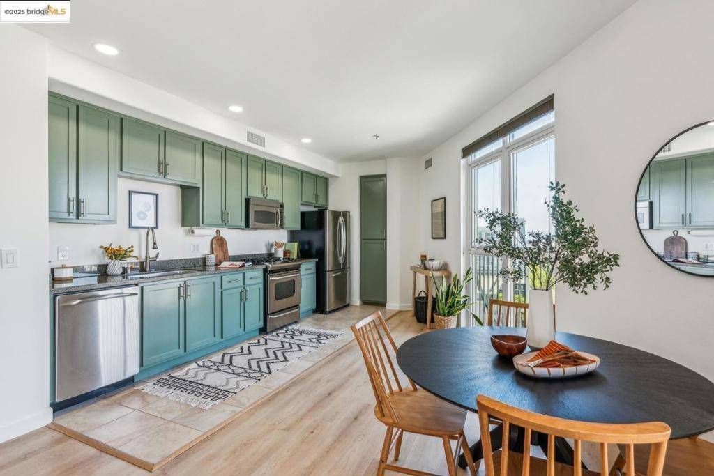 Oakland, CA 94607,423 7th ST #909
