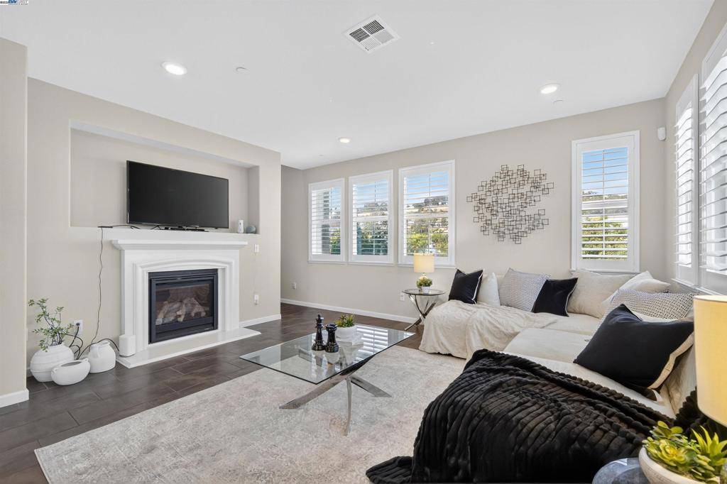 Hayward, CA 94544,25943 Dollar St