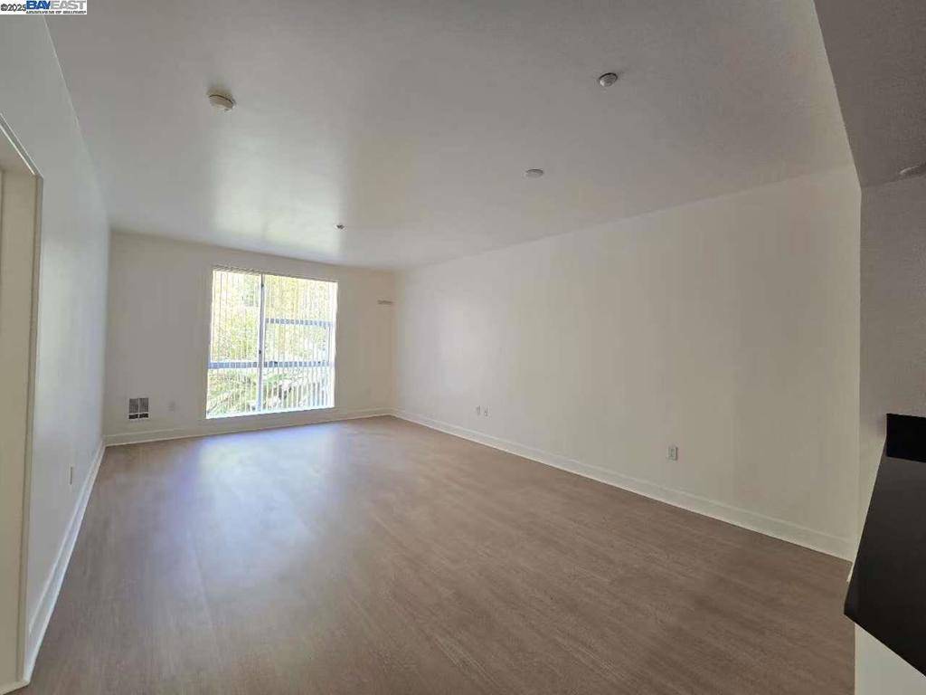 Oakland, CA 94607,585 9 #422