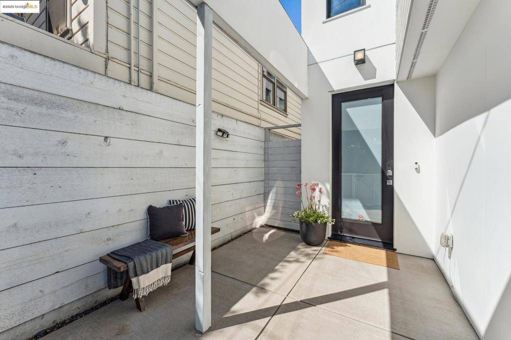 Oakland, CA 94608,986 43rd Street