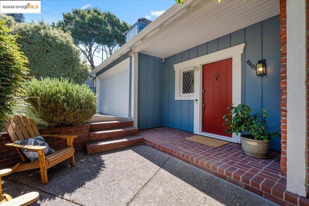 Oakland, CA 94618,4401 Harbord Dr