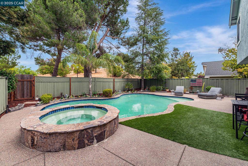 Martinez, CA 94553,2207 Bridgeport Way