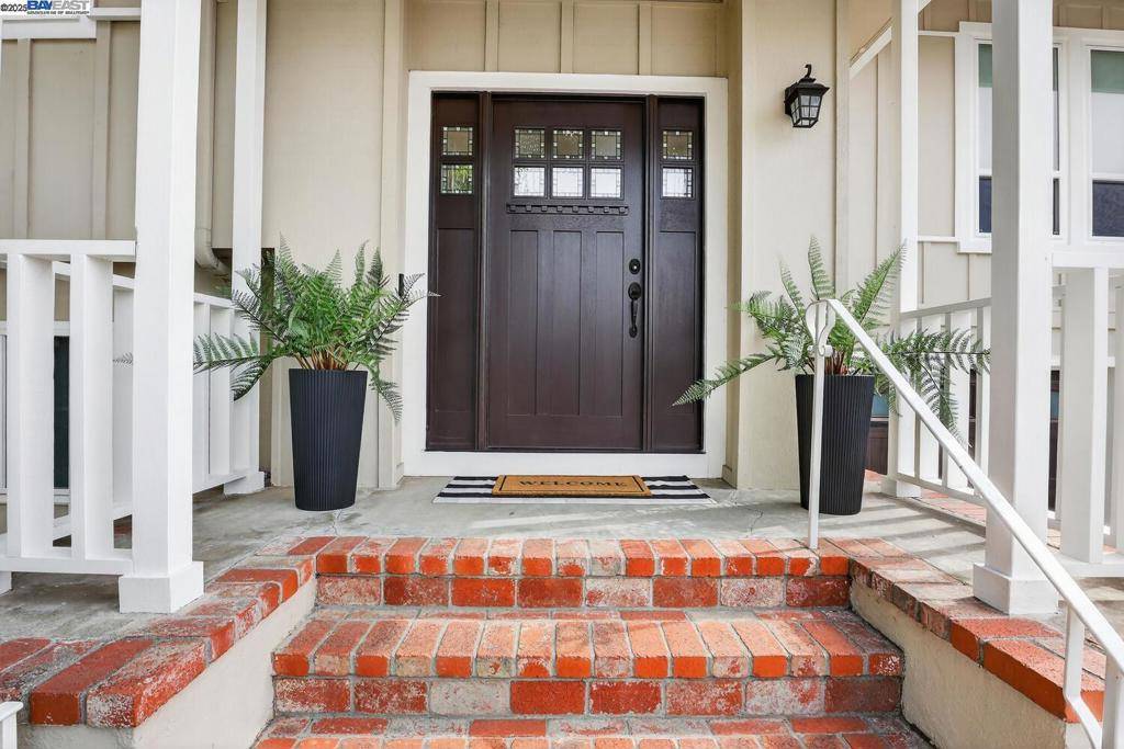 Hayward, CA 94542,3274 Red Leaf Ct