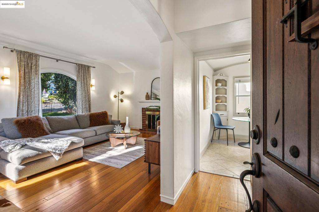 Oakland, CA 94602,2471 Burlington St