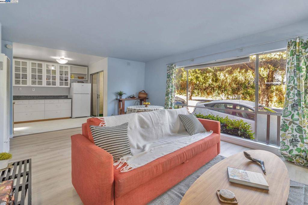 Oakland, CA 94611,3877 Howe St #106