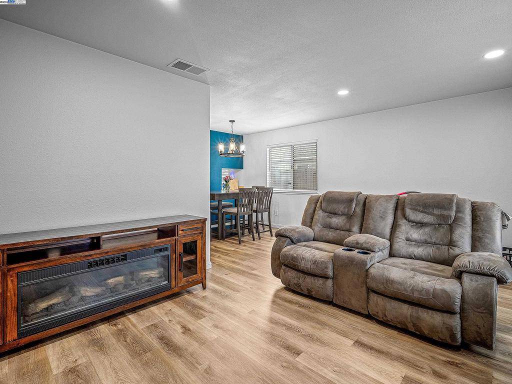 Sacramento, CA 95828,6757 Rancho Adobe Dr