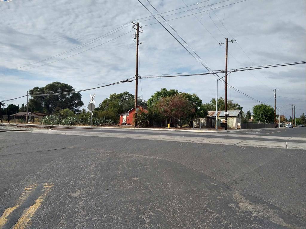 Oakdale, CA 95361,696 Pedersen Rd