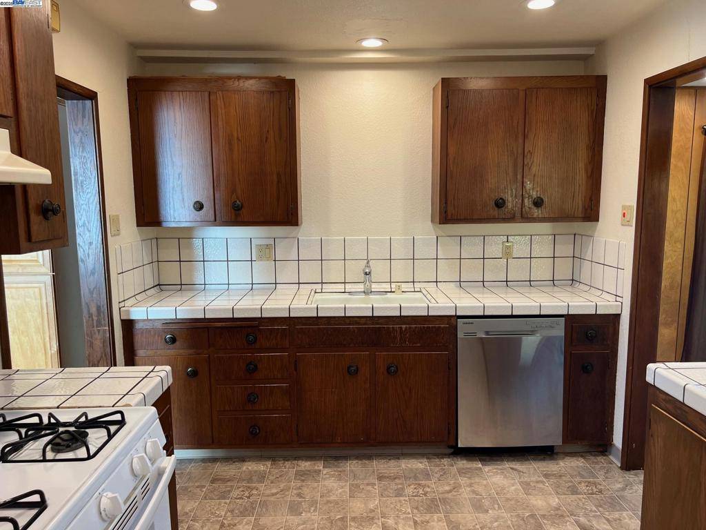 San Leandro, CA 94579,14533 Acacia St