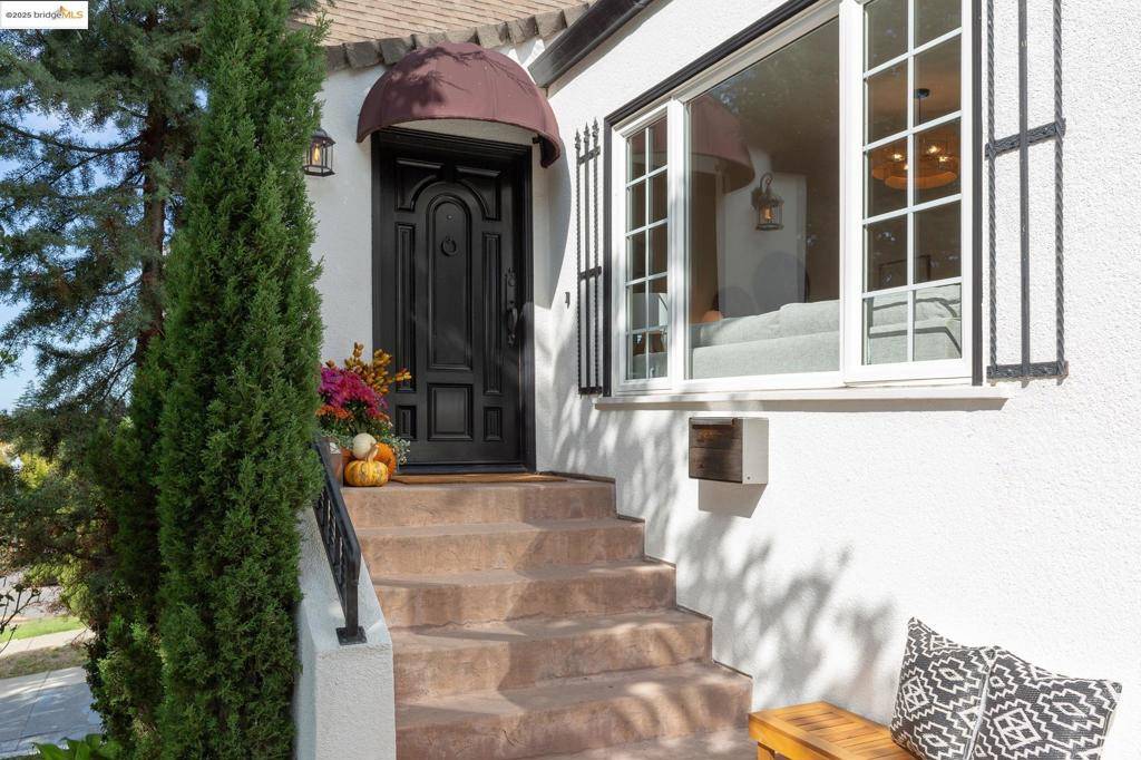 Oakland, CA 94610,542 Midcrest Rd