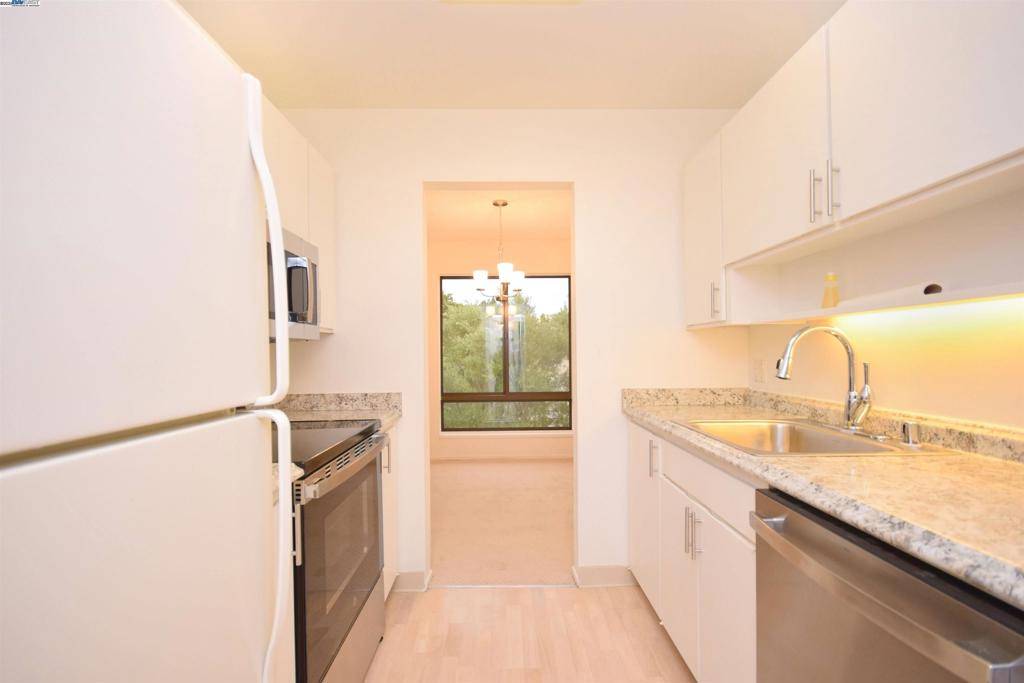 Walnut Creek, CA 94596,320 N Civic Dr #404