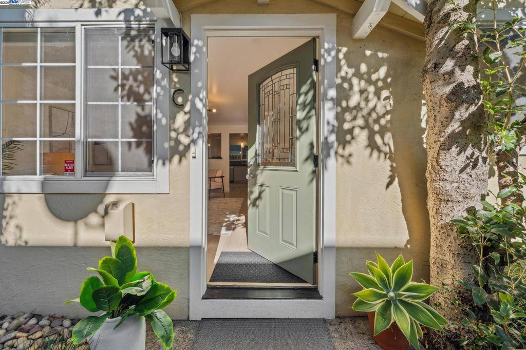 Oakland, CA 94618,5242 Miles Avenue #C