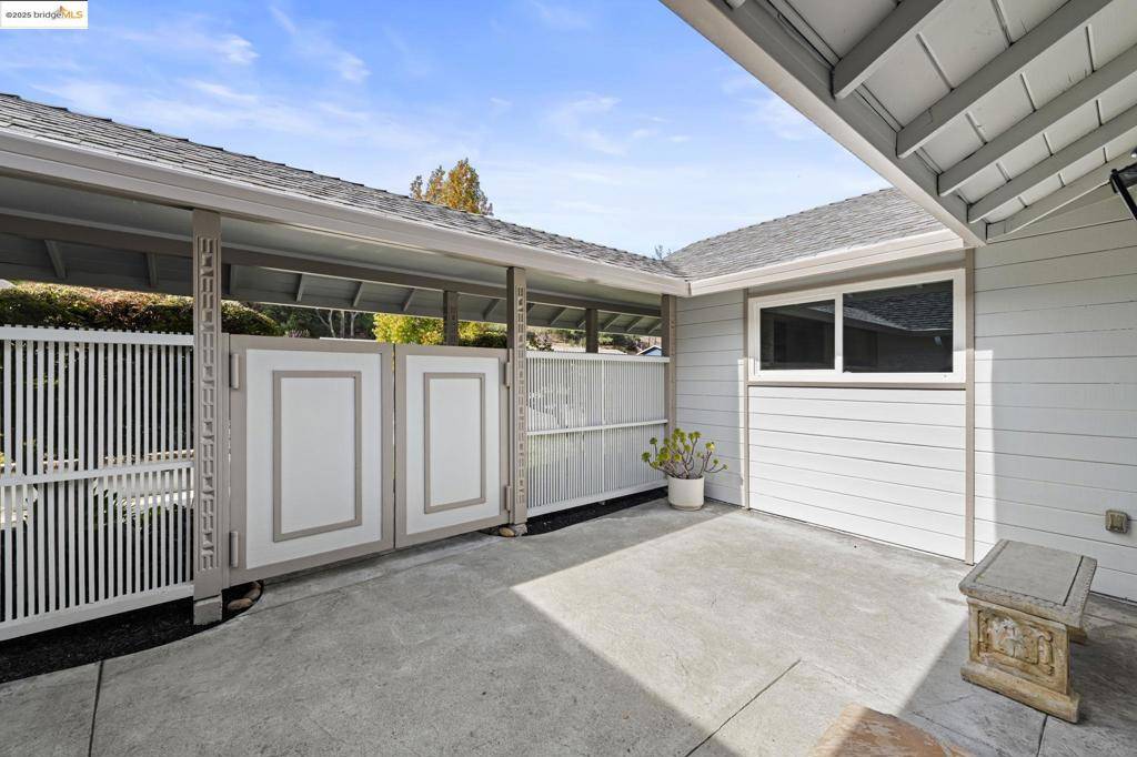 Oakland, CA 94605,8170 Surrey Ln