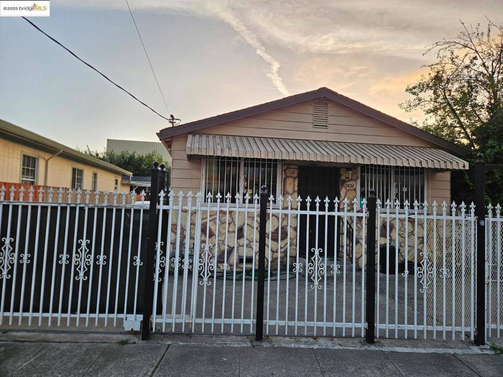Oakland, CA 94503,9821 E St