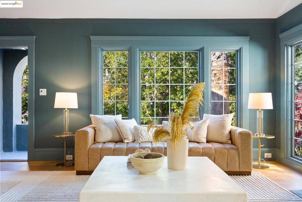 Oakland, CA 94610,1073 Mandana Blvd.