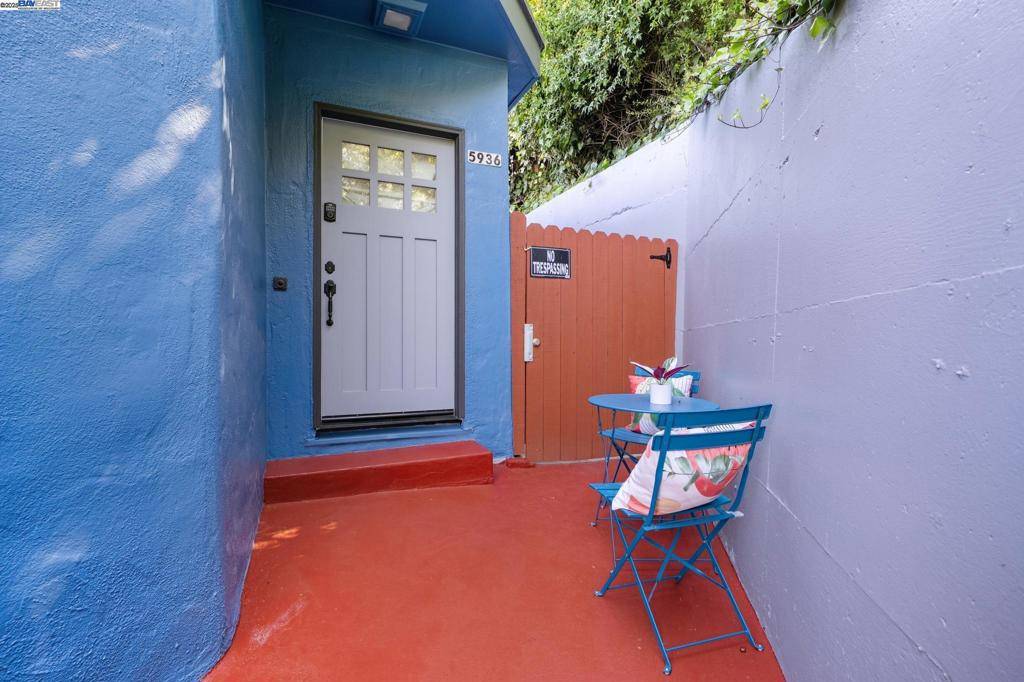 Oakland, CA 94618,5936 BROADWAY