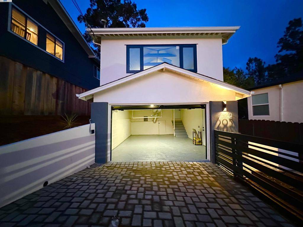 Oakland, CA 94605-3320,2930 PARKER AVE