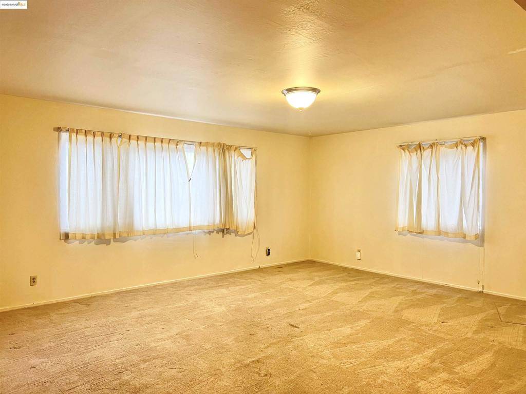 Oakland, CA 94603,9719 Holly St