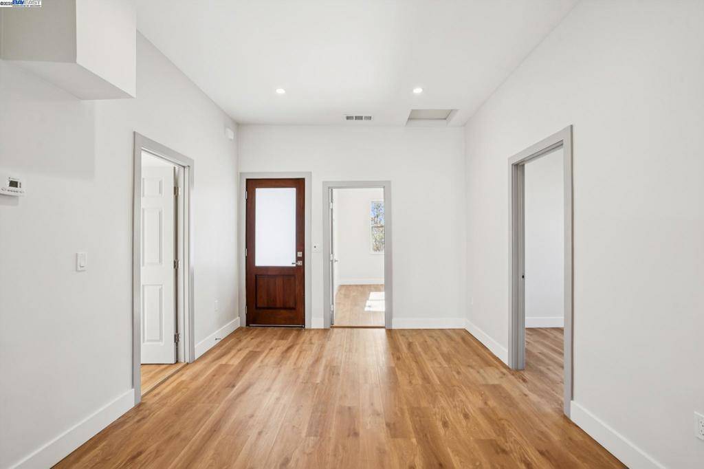 Oakland, CA 94608,882 61st St