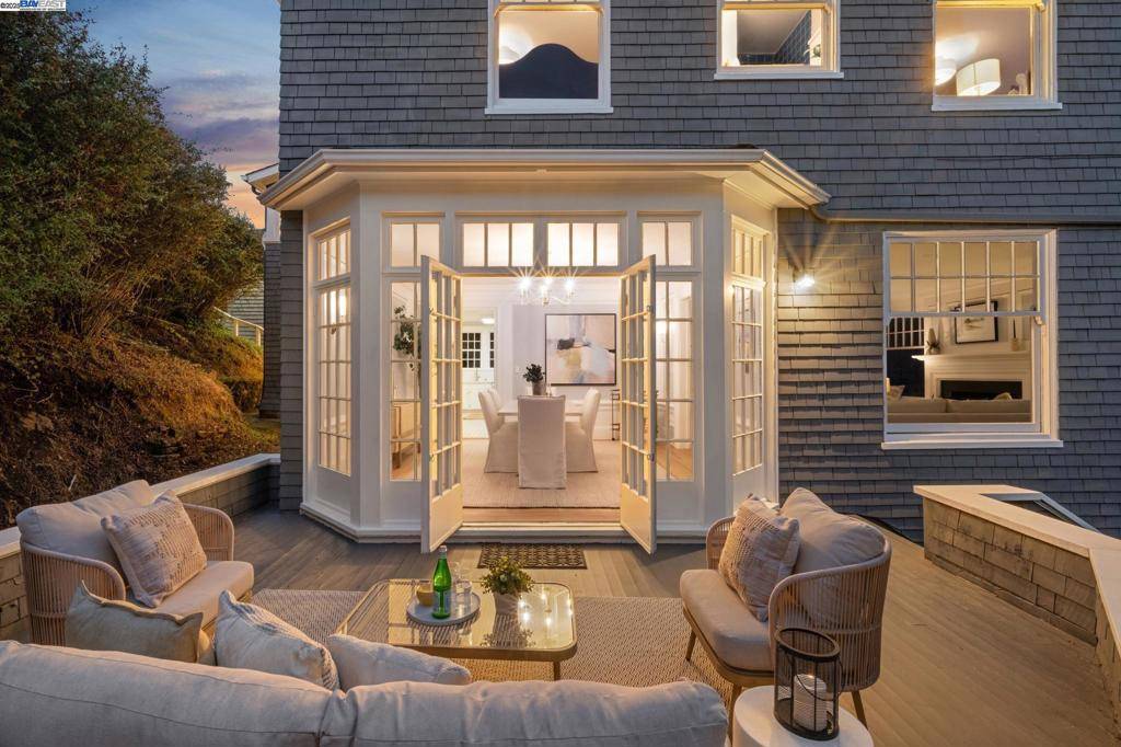 Oakland, CA 94618,5811 Romany