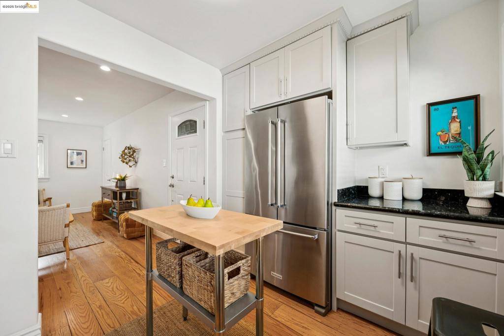 Berkeley, CA 94709,1609 Bonita Ave #3