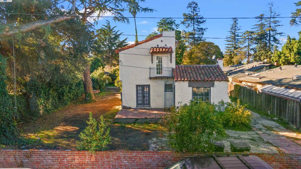 East Palo Alto, CA 94303,2081 Oakwood Dr