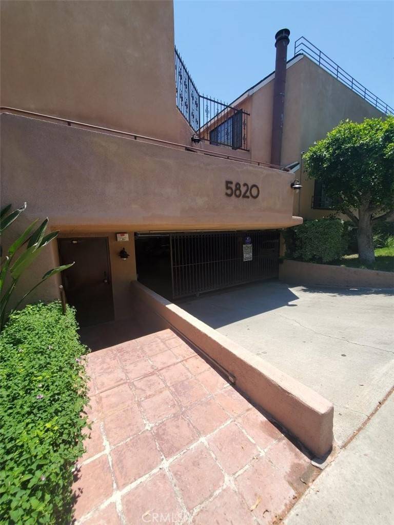 Tarzana, CA 91356,5820 Yolanda AVE #4