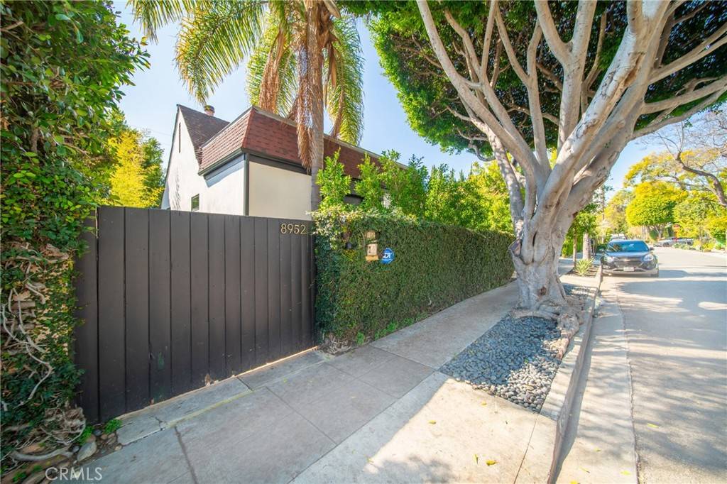 West Hollywood, CA 90069,8952 Dicks ST