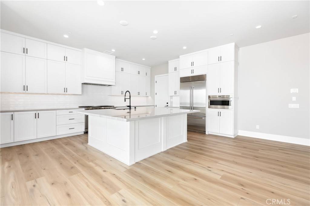 Irvine, CA 92618,127 Oakstone