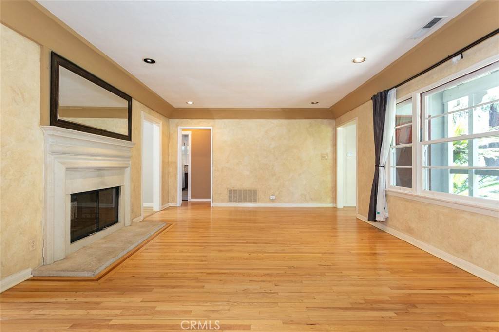Granada Hills, CA 91344,10915 White Oak AVE