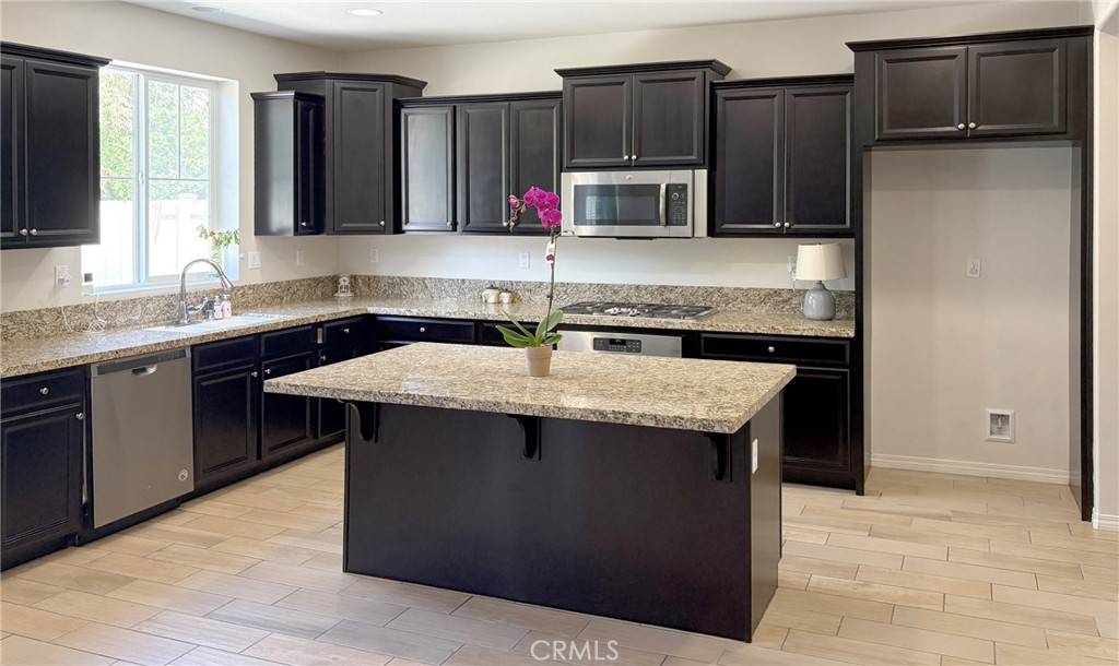 Eastvale, CA 92880,14247 Symphony CT