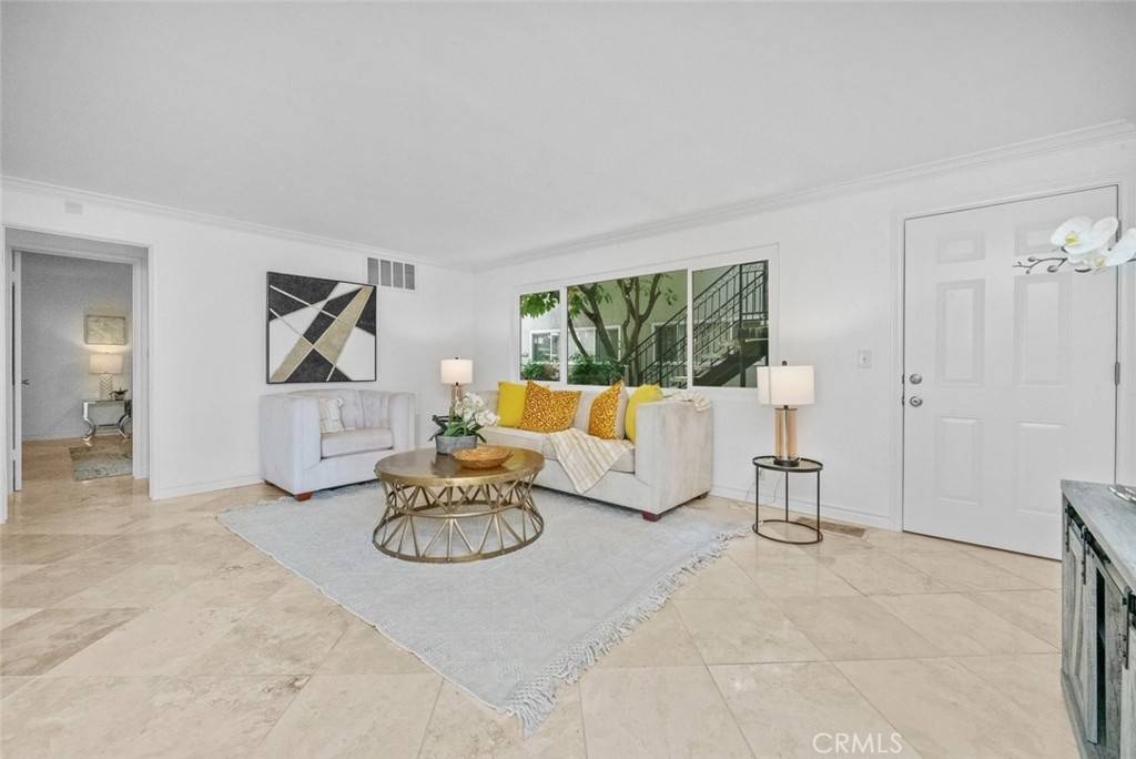 La Canada Flintridge, CA 91011,2102 La Canada Crest DR #B