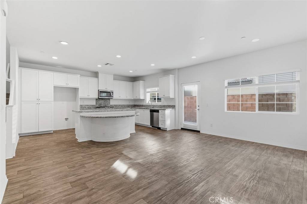 Fontana, CA 92336,7252 Medley LN