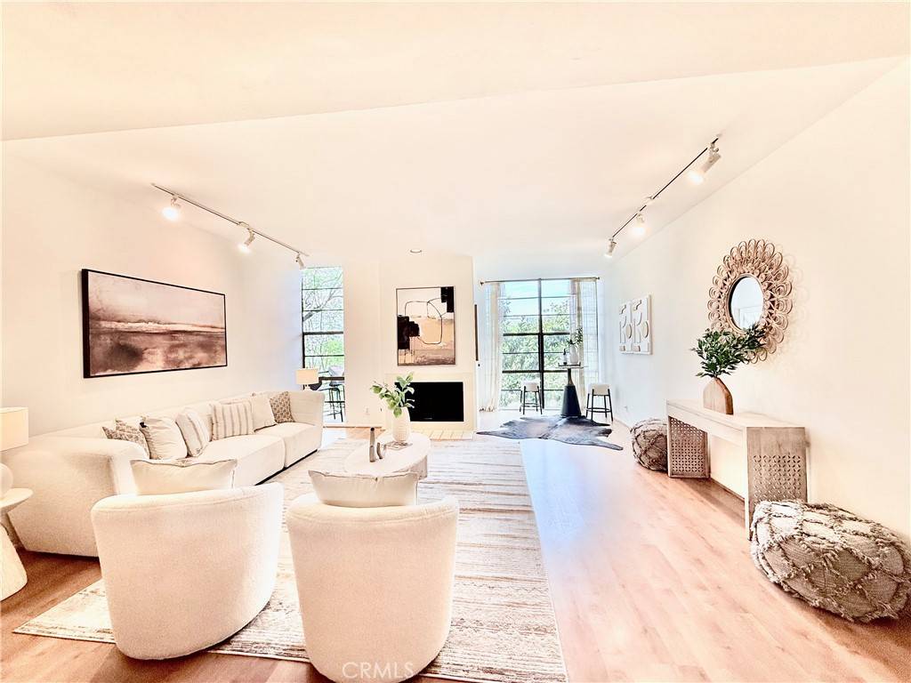 Los Angeles, CA 90068,3884 Fredonia DR #F