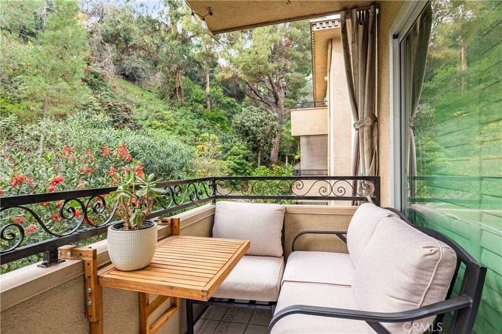 Los Angeles, CA 90068,6702 Hillpark DR #407