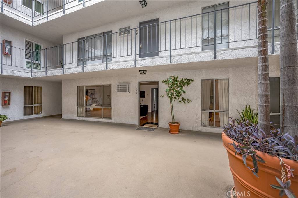 West Hollywood, CA 90069,837 N West Knoll DR #109