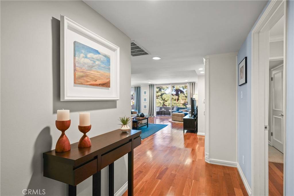 Encino, CA 91436,16012 Moorpark ST #301A
