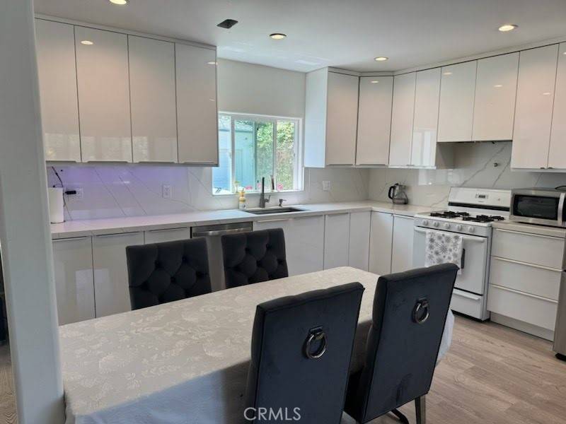 Tarzana, CA 91335,18352 Bessemer ST