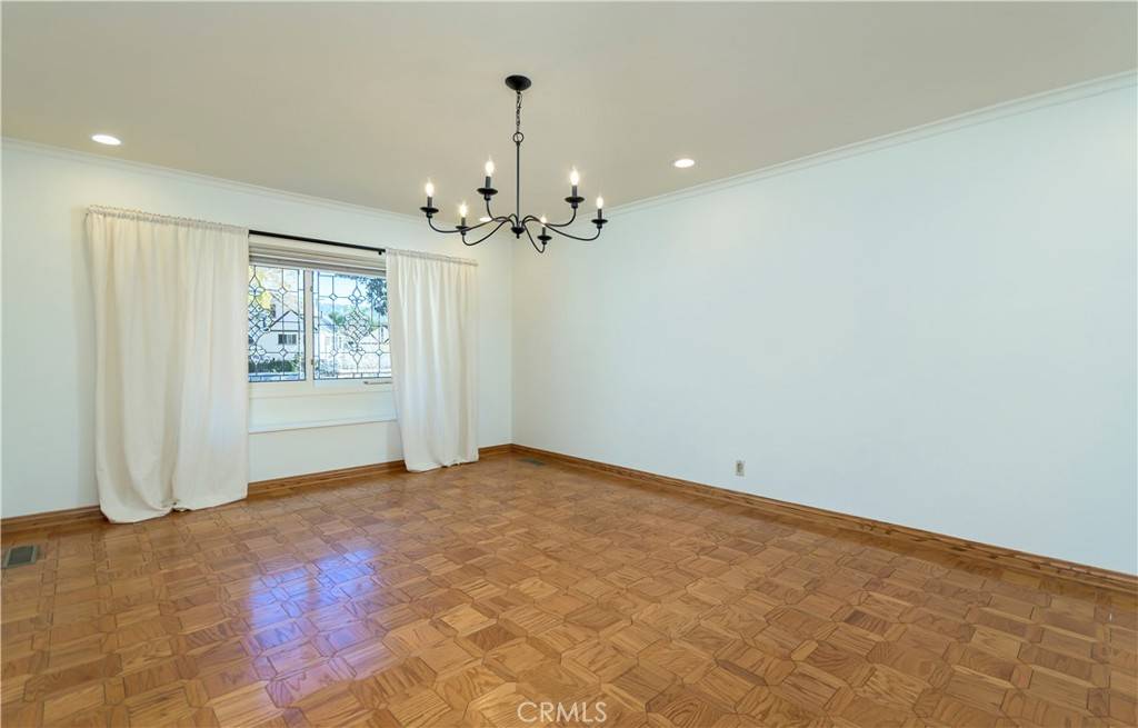 Burbank, CA 91505,251 N Whitnall