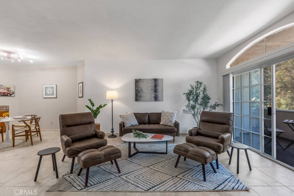 Los Angeles, CA 90068,3284 Barham BLVD #201