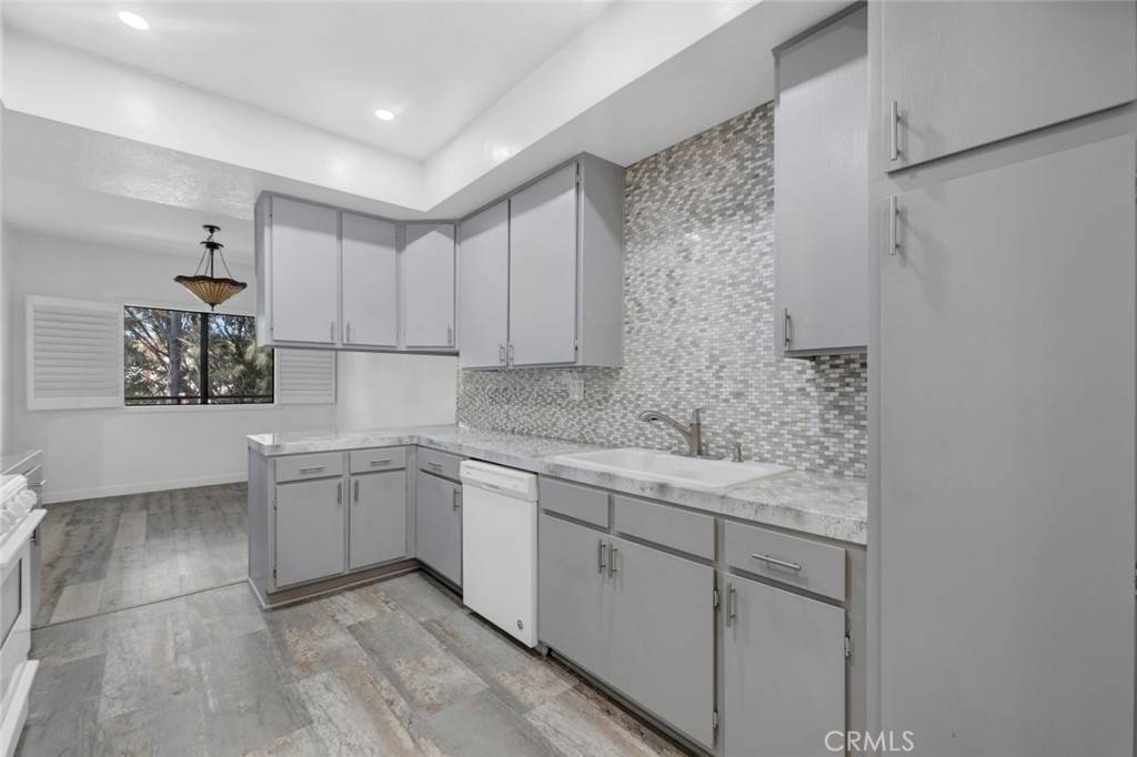 Sherman Oaks, CA 91423,13331 Moorpark ST #206