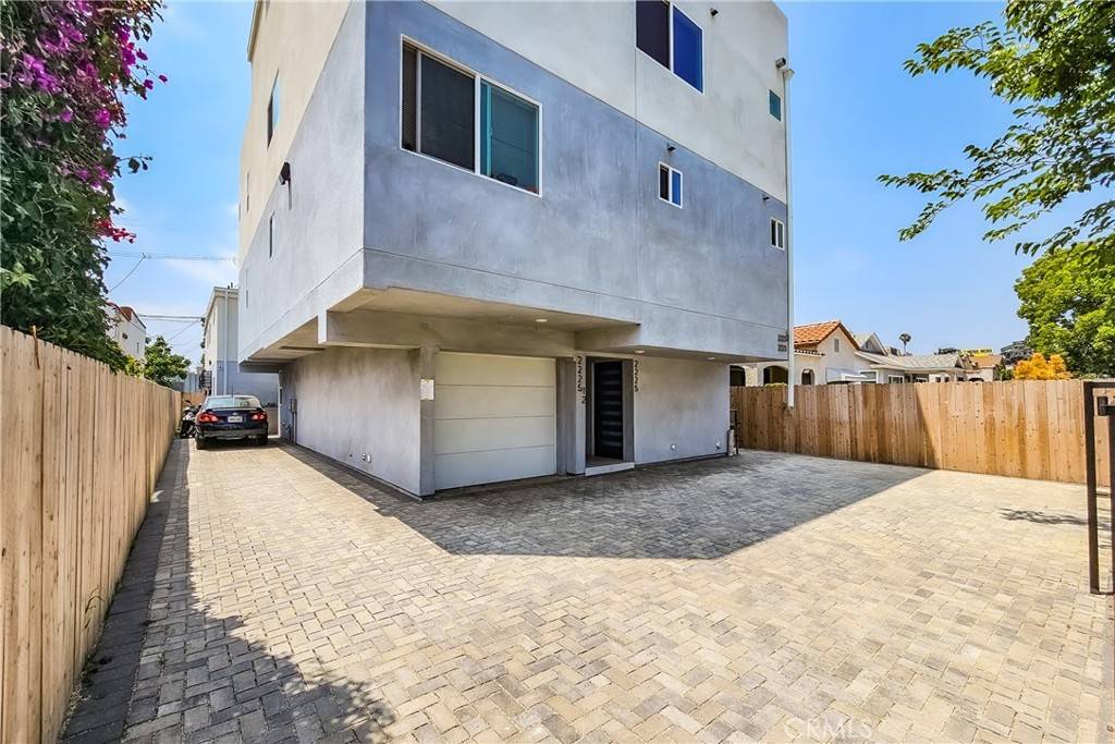 Los Angeles, CA 90016,2223 S Highland AVE
