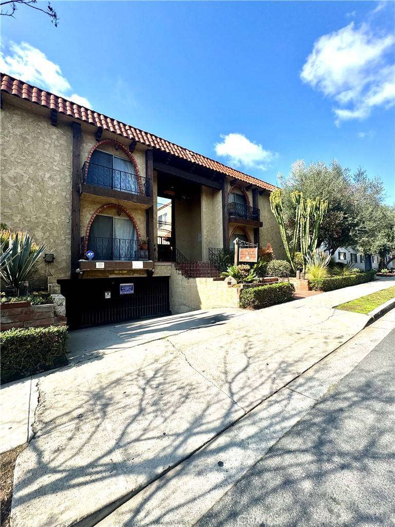 Inglewood, CA 90302,727 N Eucalyptus AVE #5