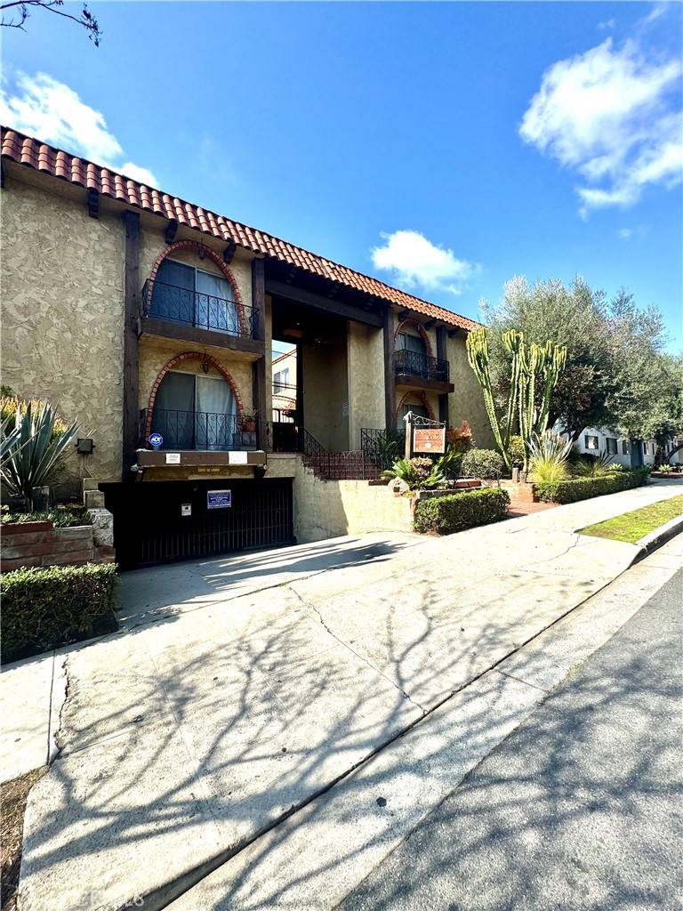 Inglewood, CA 90302,727 N Eucalyptus AVE #5