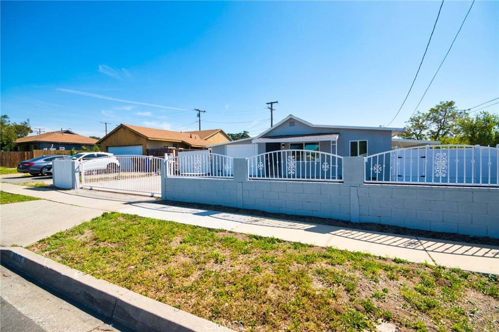 Fontana, CA 92336,8003 Cypress AVE