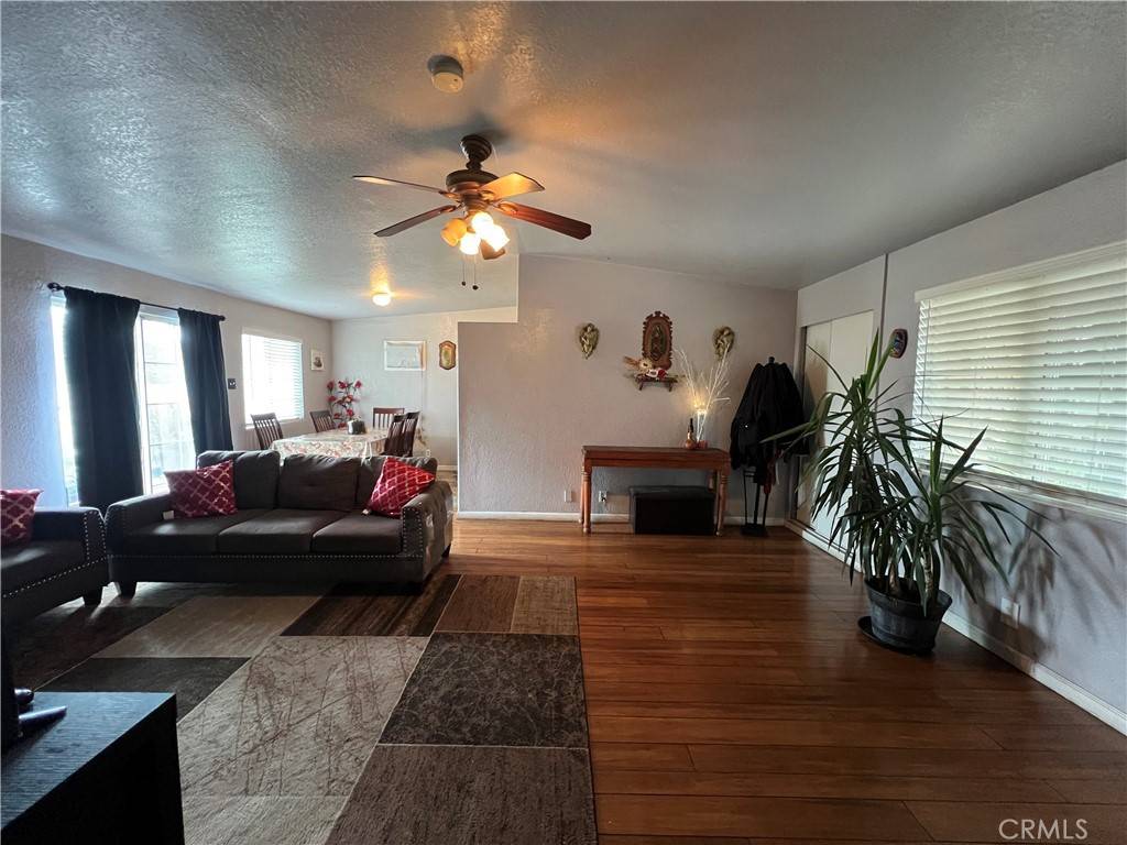 Rialto, CA 92376,527 E King ST