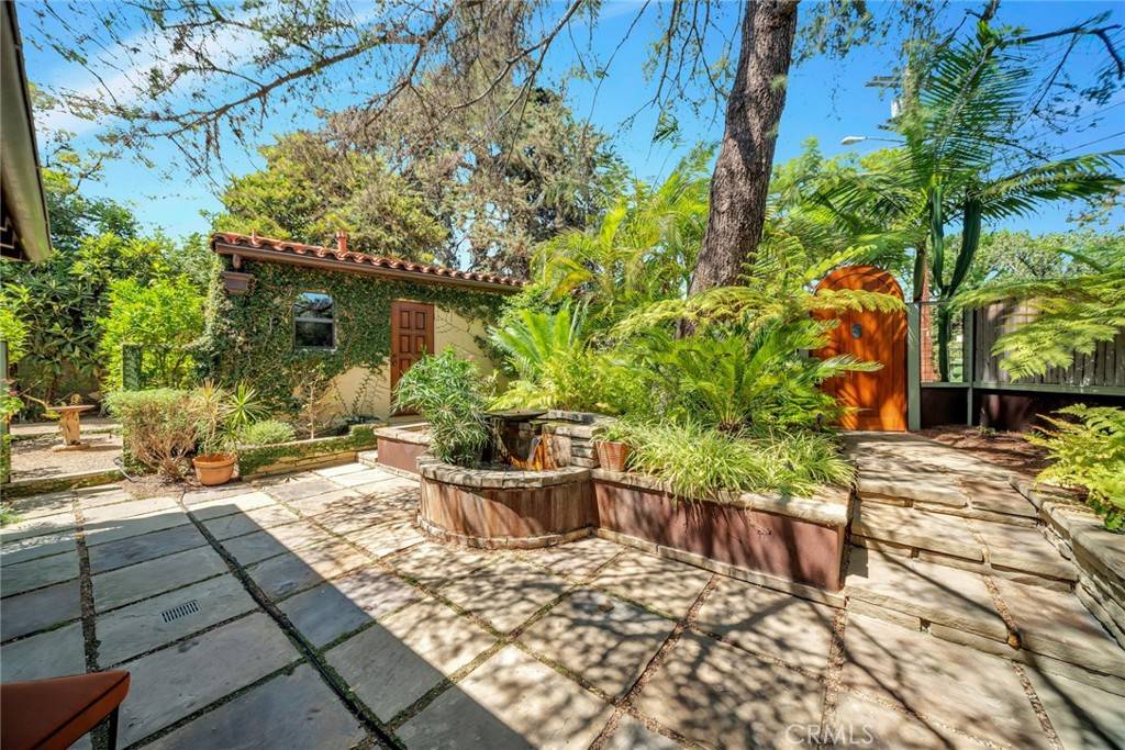Los Angeles, CA 90068,2055 Mound ST