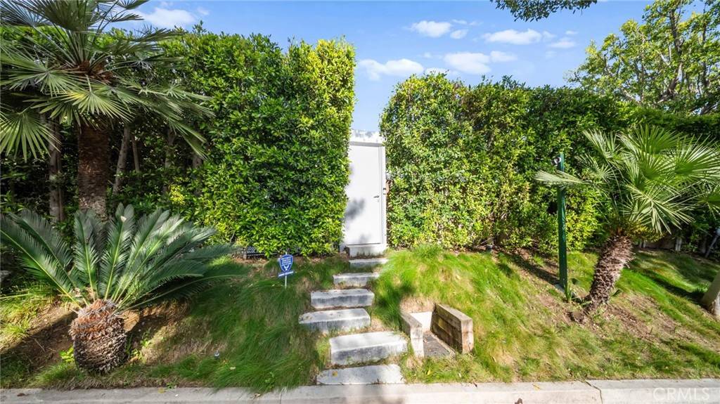Beverly Hills, CA 90210,1046 N Hillcrest RD