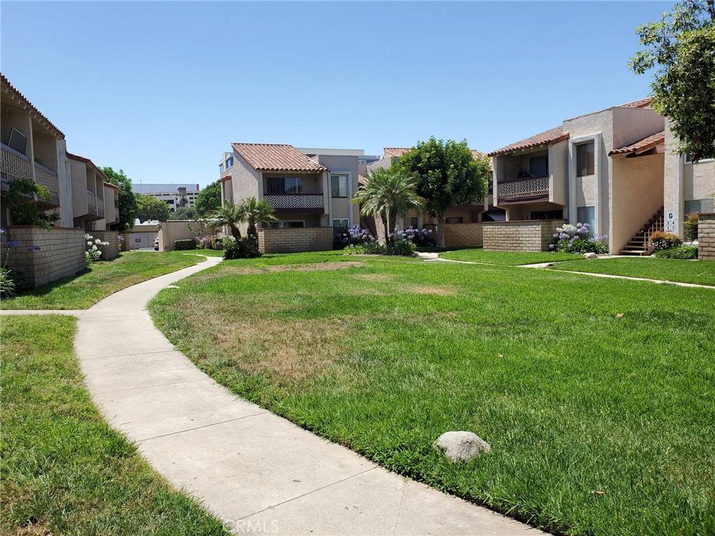Orange, CA 92868,700 W La Veta AVE #F2