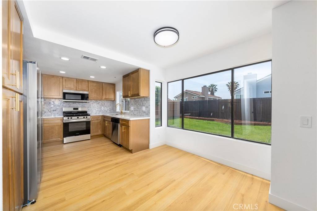 Fontana, CA 92336,17253 Dolphin ST